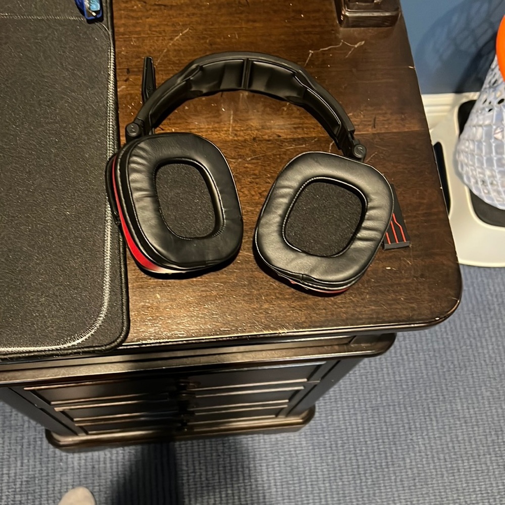 Gaming headphones/work headphones with a mic. In pretty good condition